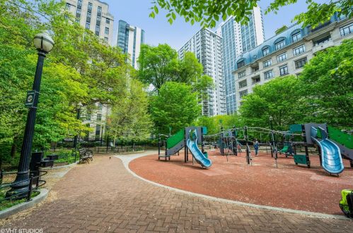 1300 Astor St, Chicago IL 60610-2139 exterior