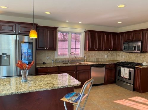 231 Pondview Dr, Springfield MA 01118-1150 exterior