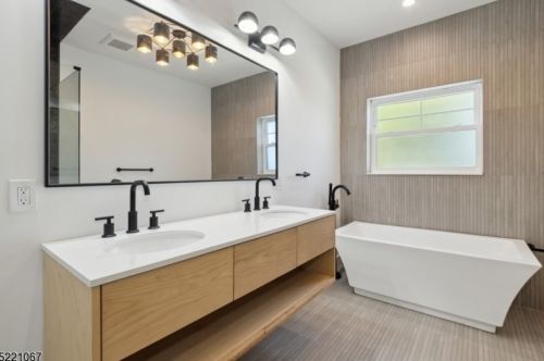 19 Grant Ave, East Hanover NJ  07936-2950 exterior