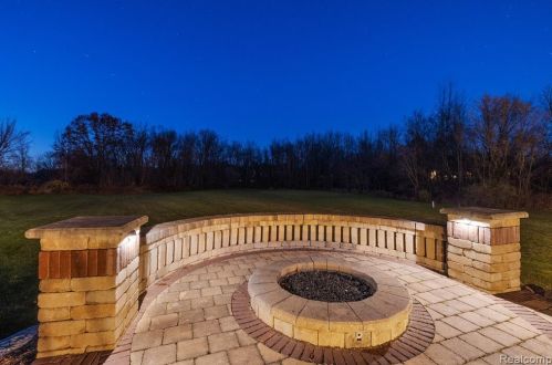 2384 Pebble Crk Dr, Rochester MI 48363-2228 exterior