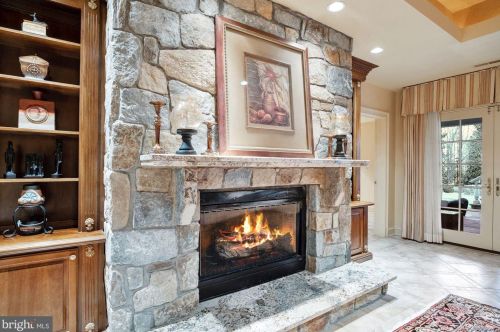 896 Alvermar Rdg Dr, Mc Lean VA 22102-1439 exterior