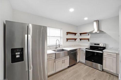 1160 Michigan Ave, Naples FL 34103-3873 exterior