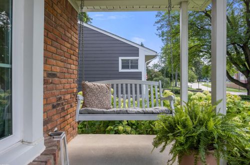 373 Red Oak Ln, Rochester, MI 48307-1552