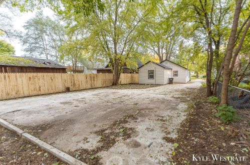 46 Walter St, Grand Rapids MI 49548-3242 exterior