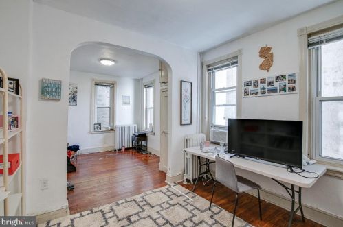 727 3rd St, Philadelphia, PA 19123-2903