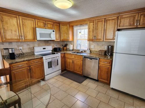 121 Loomis St, Manchester CT  06042-1947 exterior