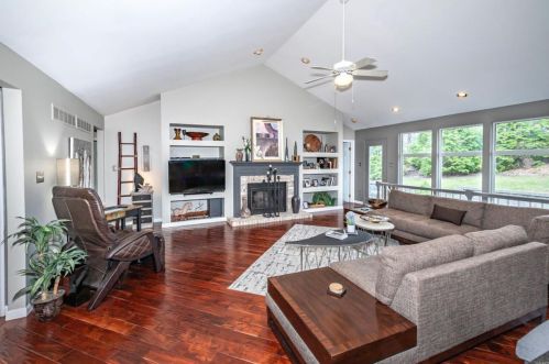 3231 Ridgetop View Dr, Saint Louis, MO 63129-5289