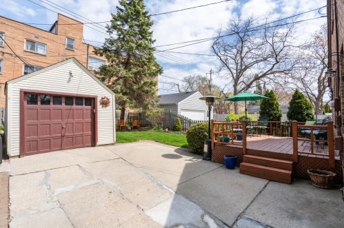 906 Mdw Pl, Milwaukee WI 53217-5737 exterior