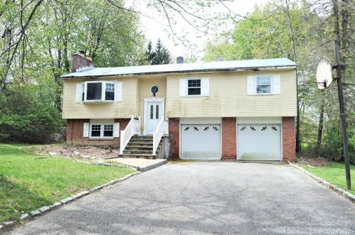 4 Glen Ct, Poughkeepsie, NY 12603-2658