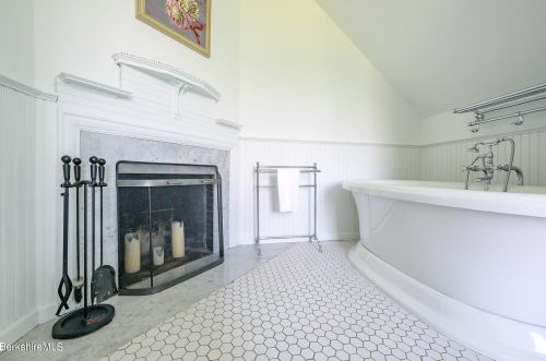 2 Kemble St, Lenox MA 01240-2816 exterior