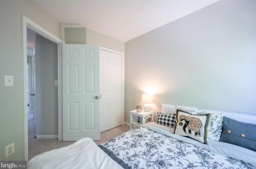 6940 Lerwick Ct, Alexandria VA  22315-5717 exterior