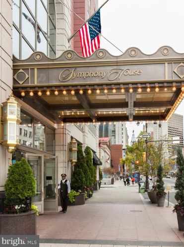 440 Broad St, Philadelphia PA  19146-4900 exterior