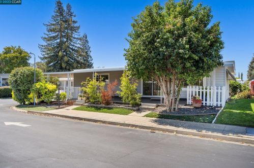 2061 Dalis Dr, Concord, CA 94520-5417