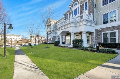 407 Four Seasons Ln, Montvale, NJ 07645-1860