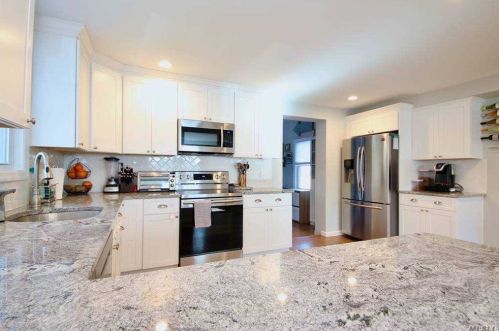 19 Livingston St, Huntington Station NY 11746-4026 exterior