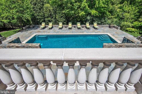 896 Alvermar Rdg Dr, Mc Lean VA 22102-1439 exterior