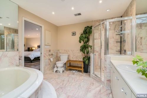 11 Lawrence Ct, Teaneck NJ 07666-6489 exterior