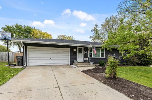 1322 Royal Dr, Boulder Hill, IL 60538-1869