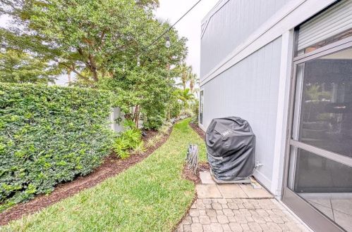 201 Woodshire Ln, Naples FL 34105-7429 exterior