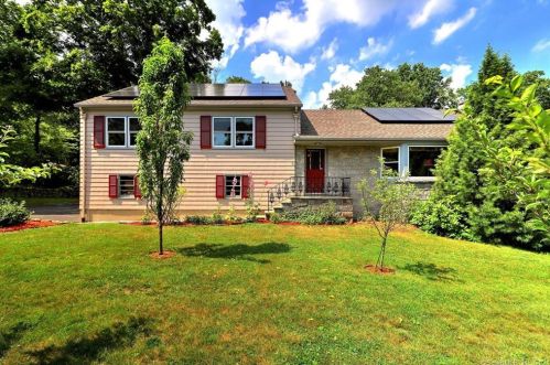 6 Weatherbell Dr, Norwalk, CT 06851-1411