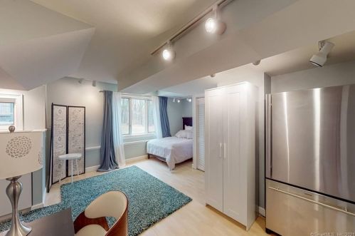 11 Chiltern St, Farmington CT 06032-1533 exterior