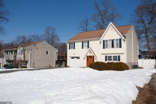 105 Papakating Rd, Hopatcong, NJ 07843-1444