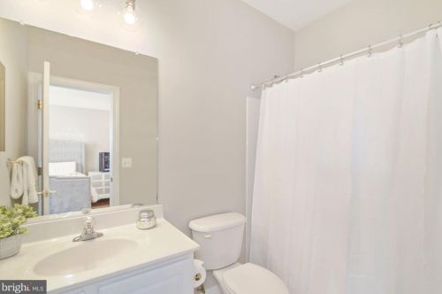 19372 Ml Dm Pl, Leesburg VA 20176-1637 exterior