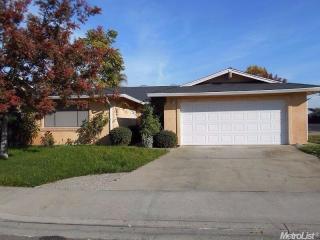 585 Hawkeye Ave, Turlock, CA 95380-2545