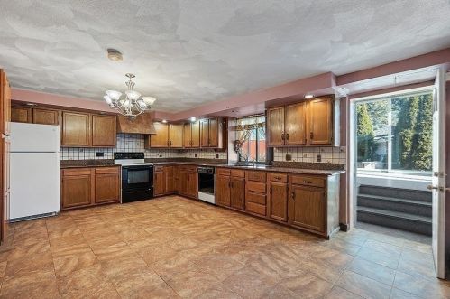 6 Walker Rd, Peabody MA 01960-5421 exterior