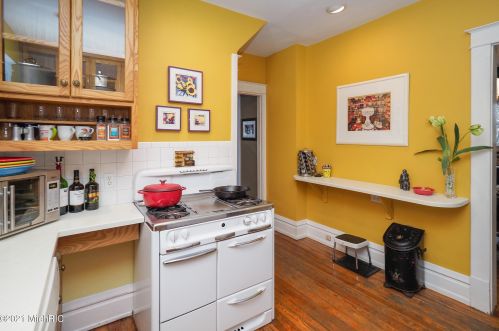 1602 Grand Ave, Kalamazoo MI 49006-4489 exterior