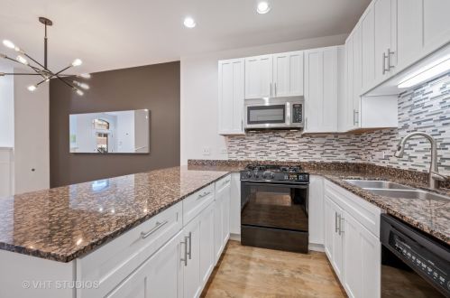 1345 Indiana Pkwy, Chicago IL  60605-2619 exterior