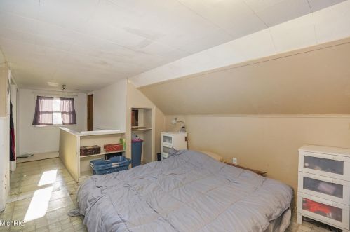 1148 Aberdeen St, Grand Rapids MI 49505-3822 exterior