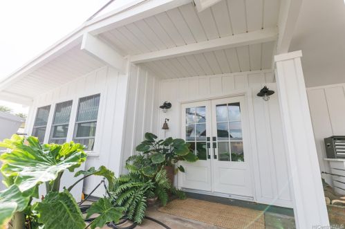 353 Kaumakani St, Honolulu, HI 96825-2208