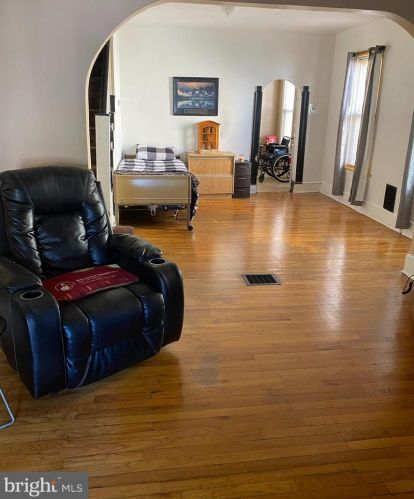 2261 37 St, Camden NJ 08110-2207 exterior