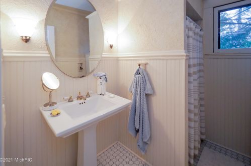 1602 Grand Ave, Kalamazoo MI 49006-4489 exterior