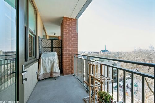 3140 Sheffield Ave, Chicago IL 60657-4418 exterior