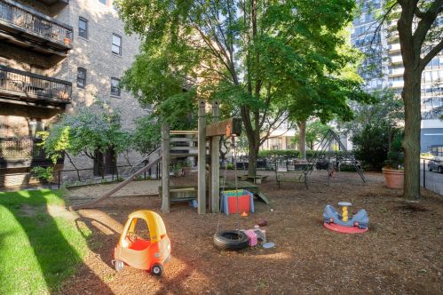 666 Irving Park Rd, Chicago IL 60613-3125 exterior