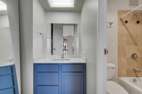 260 Chestnut St, Chicago IL  60610-3112 exterior