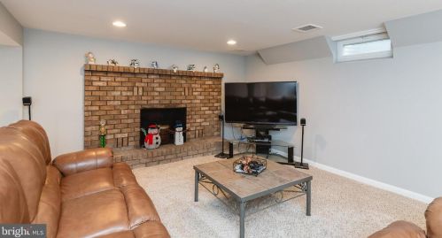 33 Vly Vw Dr, Hanover PA 17331-8307 exterior