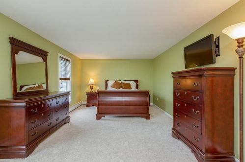 4 Devinne Dr, Concord NH 03301-5900 exterior