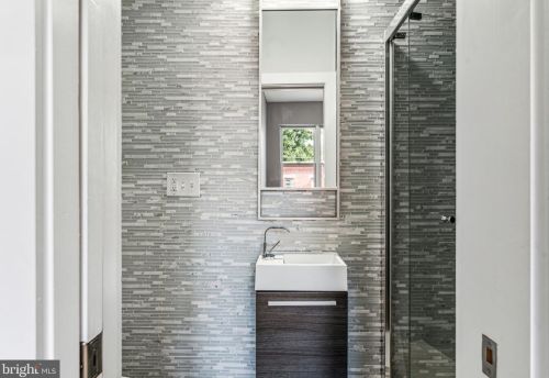 3146 Broad St, Philadelphia PA 19147-4919 exterior