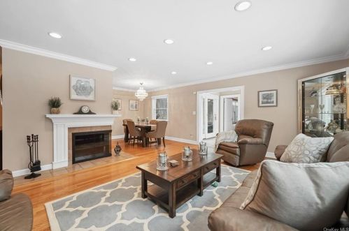 40 Cox Ave, Armonk NY 10504-2016 exterior