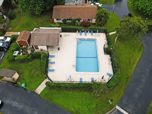 542 27 Way, Boynton Beach FL 33435-7916 exterior