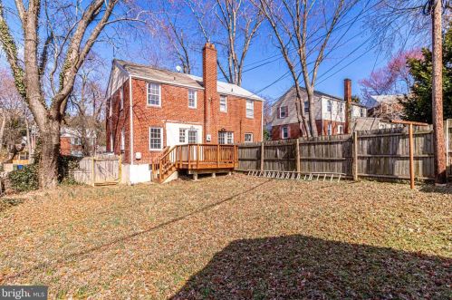 2701 Farmington Dr, Alexandria VA 22303-1315 exterior