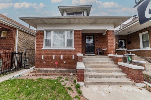 6048 Artesian Ave, Chicago IL 60659-2831 exterior