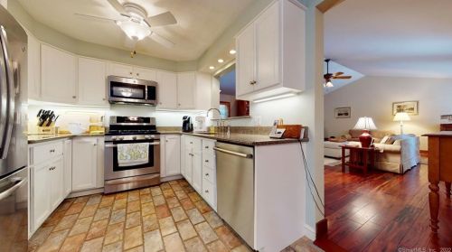 204 Edgemont Rd, Milford CT 06460-5009 exterior