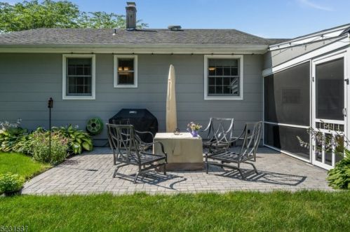 3 Hillside Dr, Clinton NJ 08809-1244 exterior