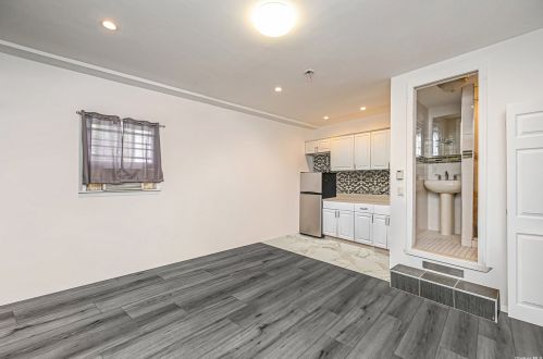 95 Midway St, Babylon NY  11702-4311 exterior