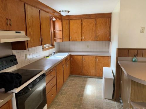 59 Mechanic St, Killingly, CT 06239-2827