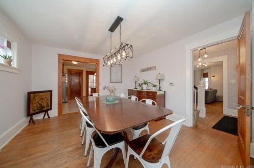 6 Harris St, Enfield CT 06082 exterior